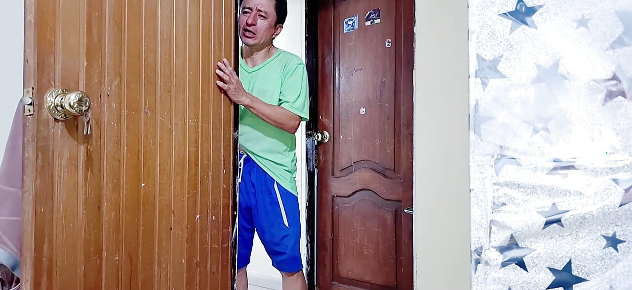 Znajduję moją piękną, cycatą pasierbicę w pokoju i pieprzę ją
