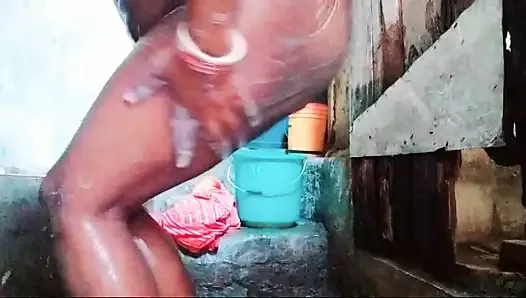 Indian housewife sapna take a mastrubation on bathroom