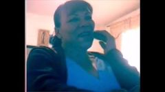 Мексиканская мама показывает большие сиськи и киску