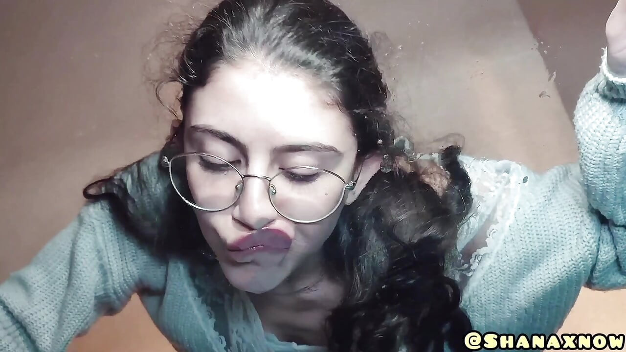 ESCUPIR FETICHE, CHORREAR Y ORINAR EN UN COCHE (PARTE 1)