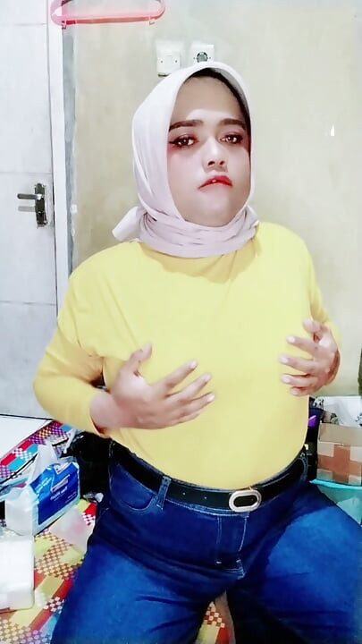 Ivvy Hijab Crossdresser, vestindo jeans e depois se masturba