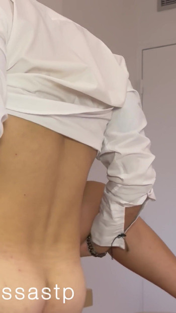 Stjuardesa dolazi u hotelsku sobu sa putnikom posle leta | Klip 1