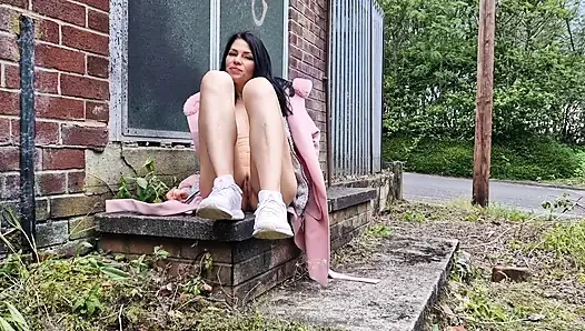 Çıplak açık havada, işiyor ve ağzı açık