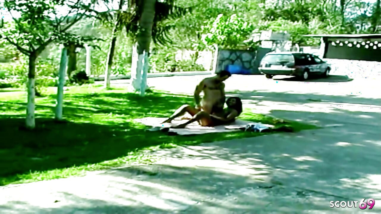 男性が休暇中に初めて屋外でラテン系シーメールとセックスをする