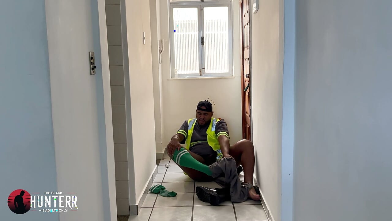 I went to do maintenance and couldn't resist seeing a big cock and sucked