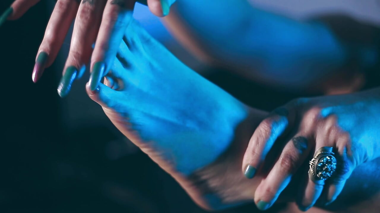 קופצת על דילדו ענק של חד קרן