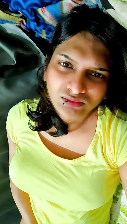 Zoya Shezadi Full Enjoy Happy Valentine's Day with My Hair Brush Today Because I'm Single Now