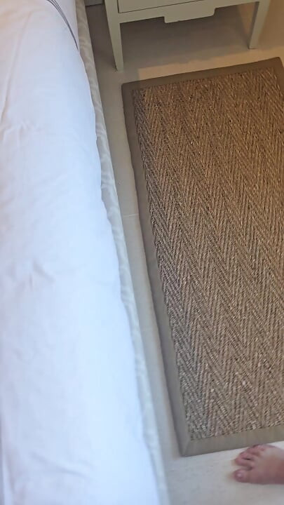 Gerçek orta yaşlı seksi kadın otel balkonunda herkesin görmesi için sikiliyor