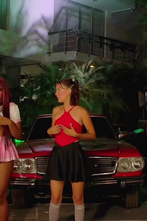 These girls can't hold out and hide in the parking lot to have lesbian sex GGmansion