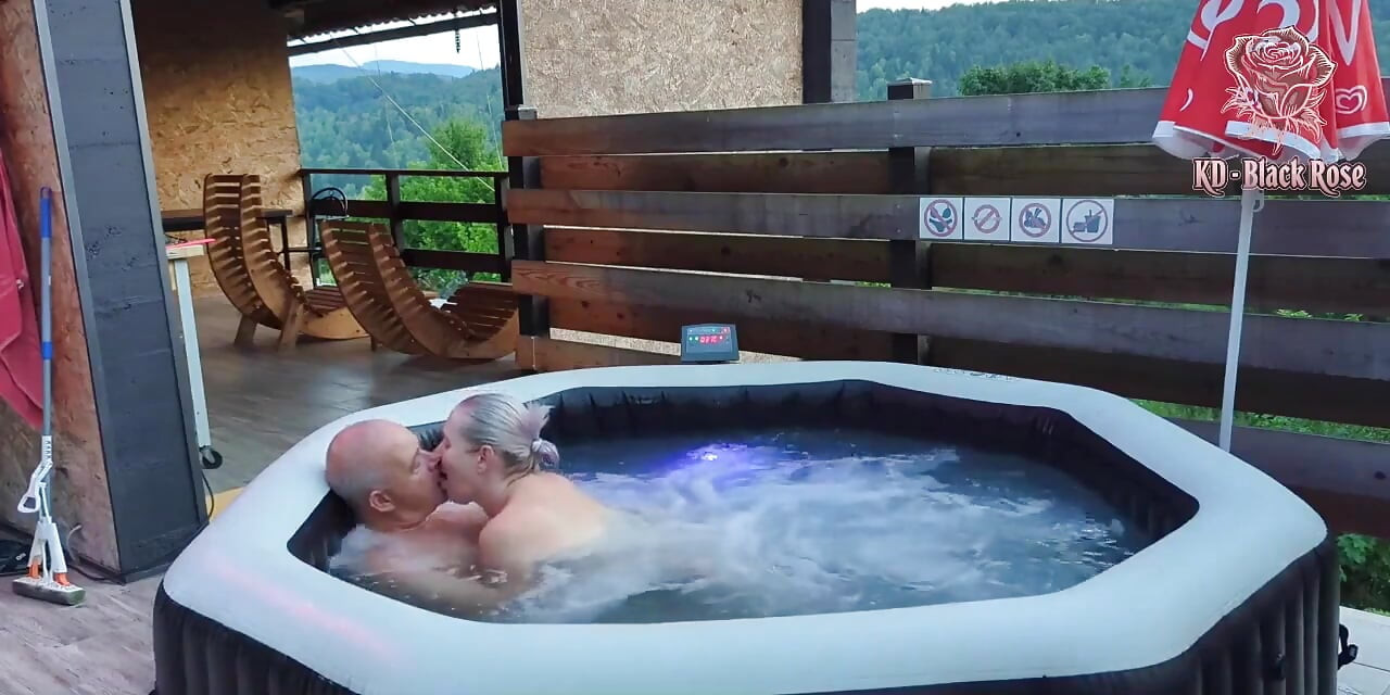 ジャグジーでの遊び リラックスするジャグジーでの恋