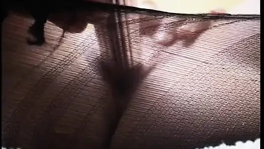 Naylon çorap giyen sarışın genç kız iki adam ona mastürbasyon yaparken amını tıraş ediyor