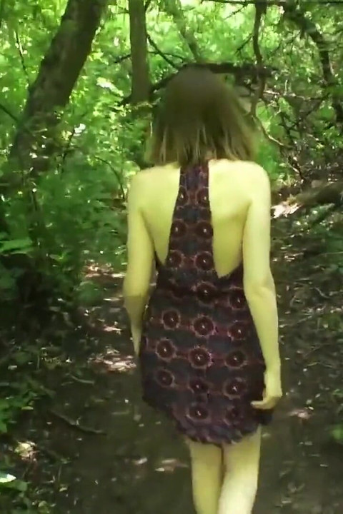 彼は私を森に連れて行き、私の髪にザーメンをしました