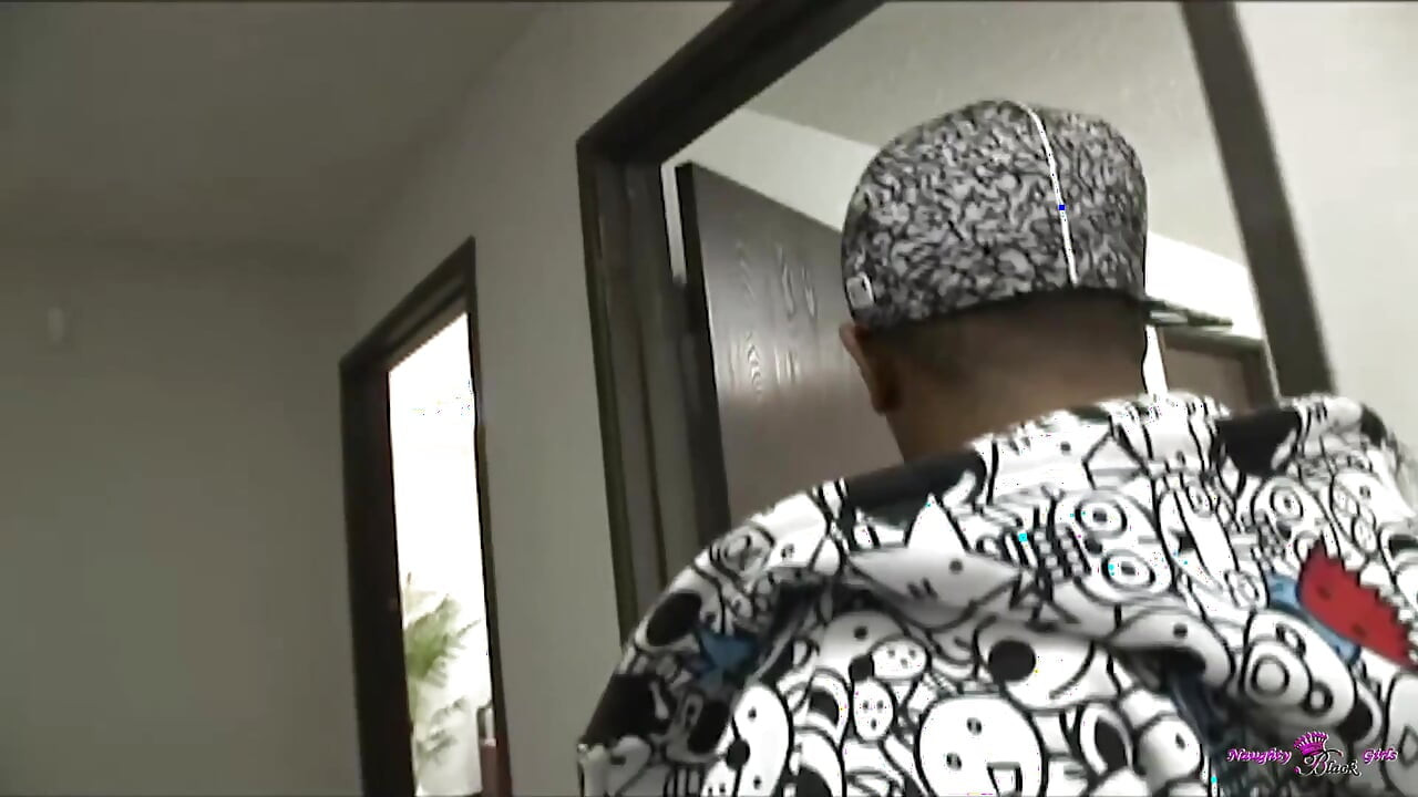 Sarışın sekreter sadece büyük zenci teklifiyle biraz gevşemeye ikna edilebilir.