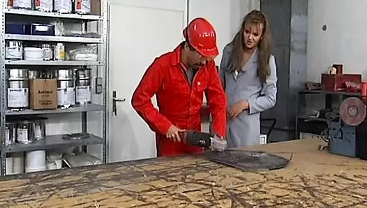 Грудастую немецкую сучку-брюнетку трахнули в задницу в мастерской