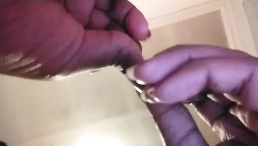 Der versuch, den nagellack auf meinen nägeln zu entfernen, aber scheitert zuerst?