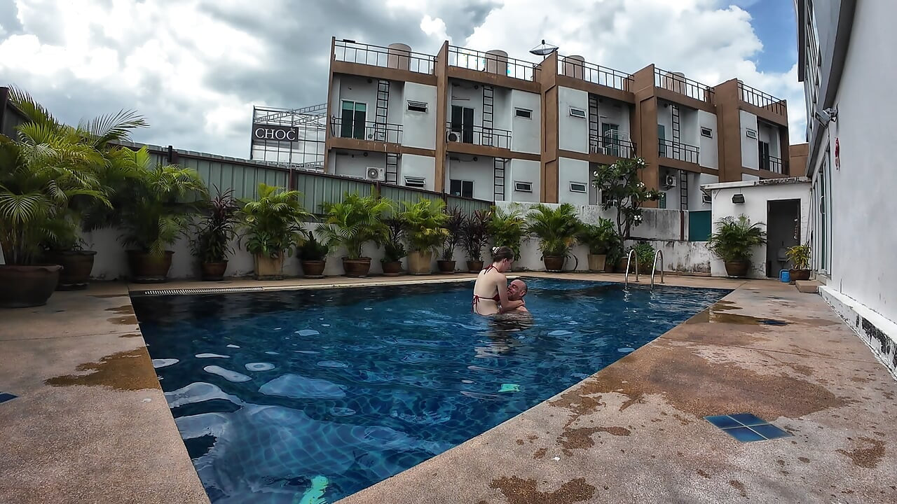 Regardez-nous jouer dans notre piscine