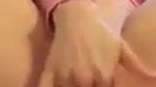 Японская девушка трахает пальцами