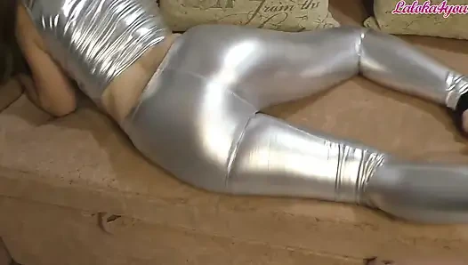 Gözlüklü tutkulu kız büyük yaraklı komşusuna nazikçe emiyor - sakso