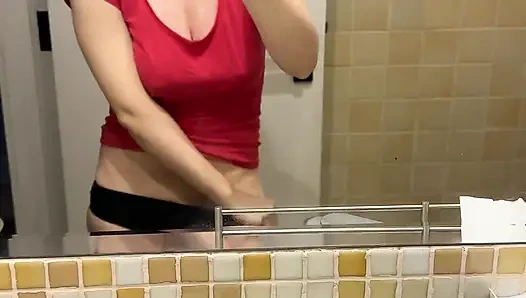 Man Sieht Die Dicken Nippel Durchs Tshirt