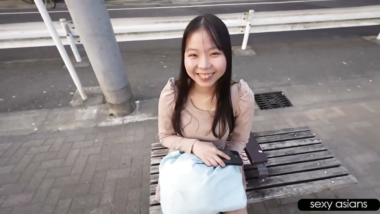 전 아이돌이 드디어 스포트라이트를 받으면서 완벽한 미소의 비밀 열정을 드러냅니다.