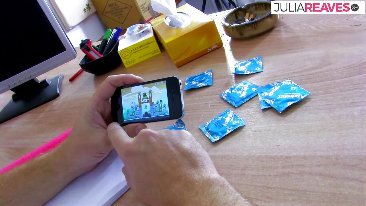 Curva geme în timp ce pizda este forată de o pulă uriașă la gură