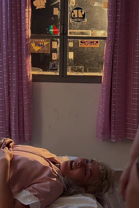 Lezbejska sobarica se zaljubila u bucmastu devojku, crvenokosu i brinetu