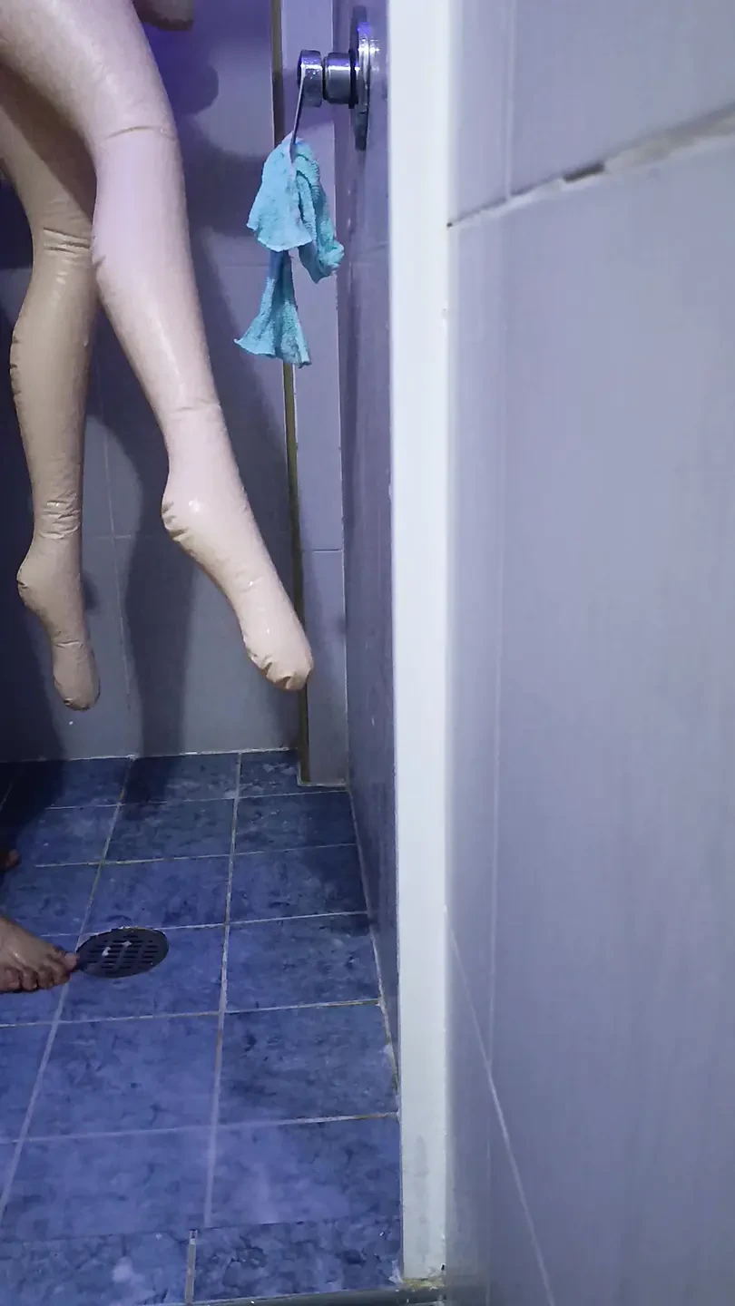 Me follo a mi muñeca mamada por el culo, en el baño mientras nos duchamos con mucho jabón.
