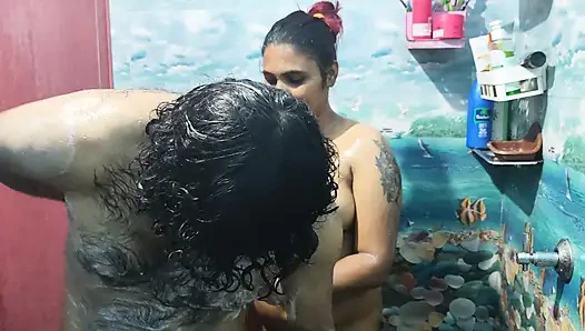 Ateşli çift banyoda banyo romantizmi