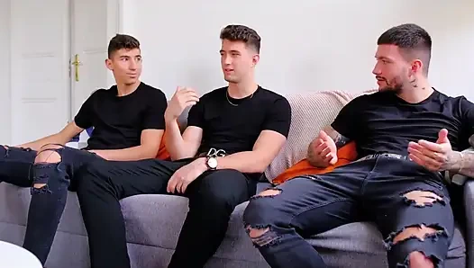 Gangbang liar! Memek tru kait berani dientot sama dua kontol sekalian!