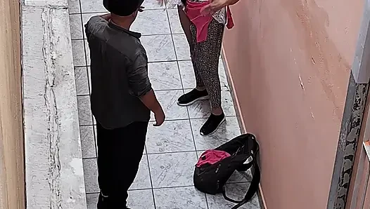 Aku membiarkan bosku merobek pakaianku setelah dia mergokin aku merokok.