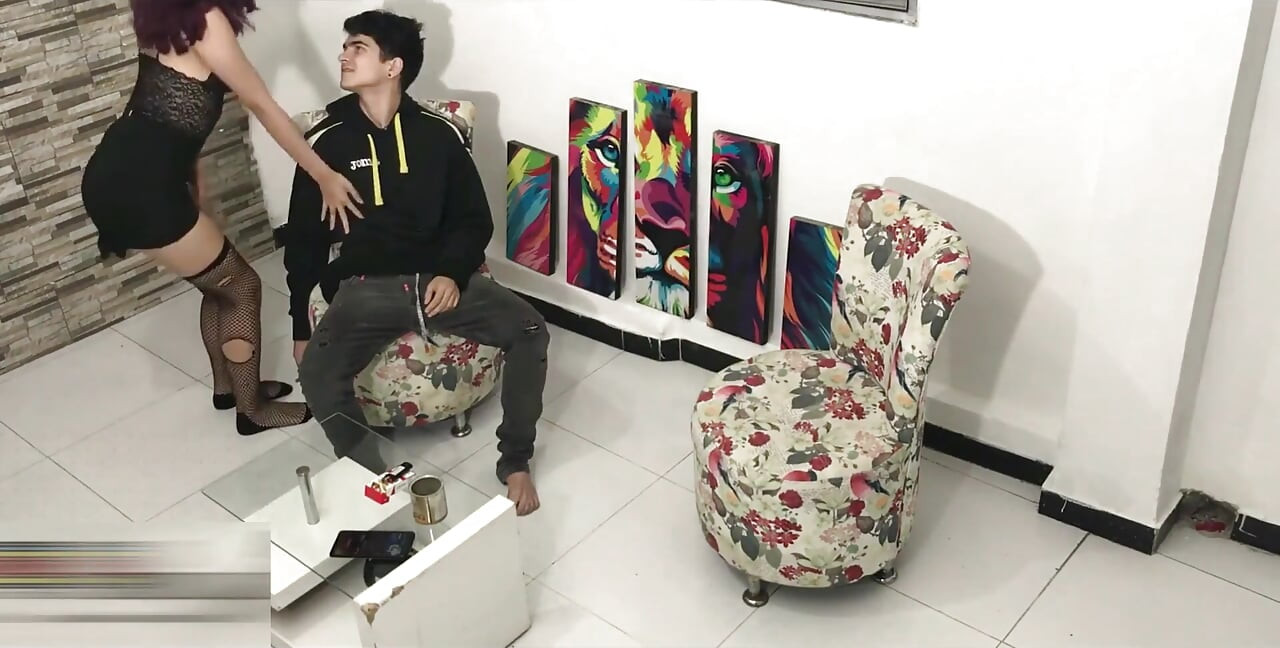 Můj nevlastní bratr přijde do mého pokoje a šuká mi kundičku, vystříká se na můj zadek