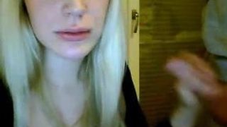 Blondie lutscht Schwanz vor der Webcam