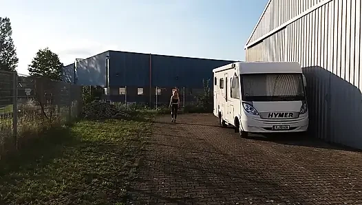 Sıkı siyah taytlarla olgun