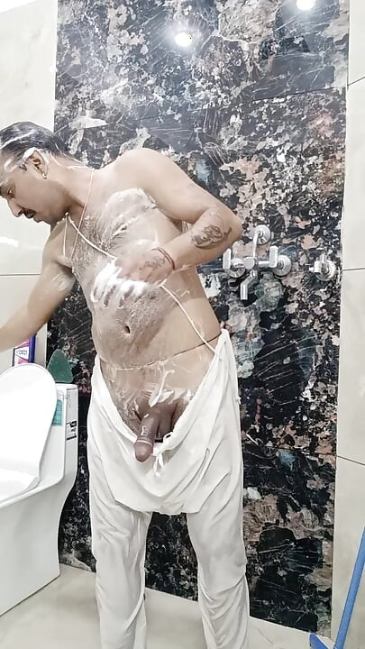 インド系デシ男性が隣人とシャワーとマスターベーションショーを楽しむ