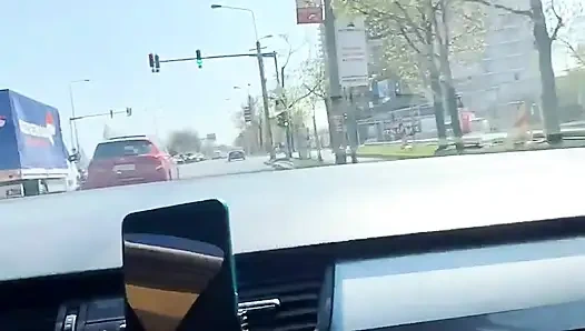 Fast erwischt! Er wichst im Verkehr vor mir, ich liebe es zu beobachten. Großer cumshot! Teil 1