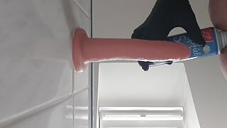 Dildo in de kont geneukt met slagroom.