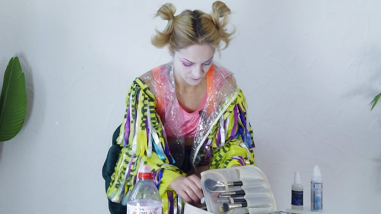 SFW:ハーレイ・クインのメイクオーバー・ポールダンス