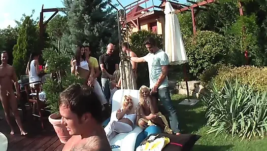Дикая Оргия У Бассейна С Блондинками, Сосющими Большие Члены