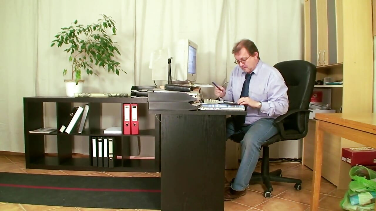 Remaja memperbaiki nilai-nilainya dengan bercinta dengan kepala sekolah