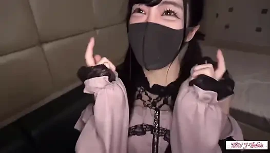 Kışkırtıcı kafe kızı her sınırı zorluyor, hepsiniapologetic özgüvenle kabul ediyor