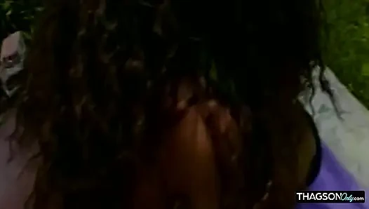 Zenci hatun açık havada büyük zenci yarağıyla genişliyor
