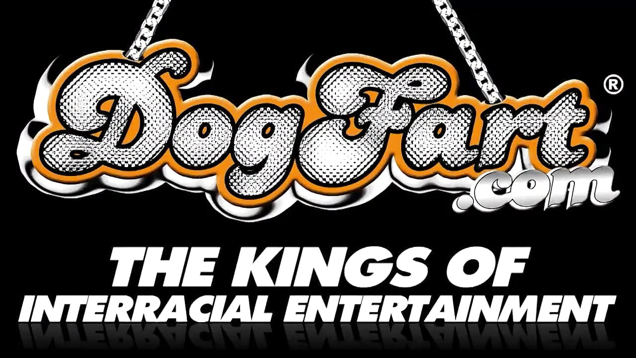 Chuck Taylor masturbează pula neagră gri a lui Jason