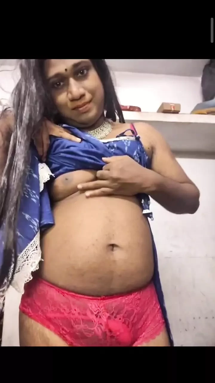Shemale desi mengusap batangnya dengan buah dada yang menekan