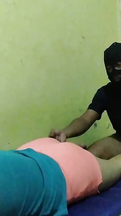 Masseuse gets beautiful and sexy female customers