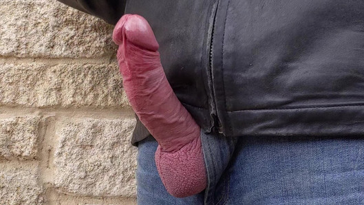 Outdoor Edging Hard Cock Cumming Wearing Leather Jacket en Jeans - Rockard Daddy