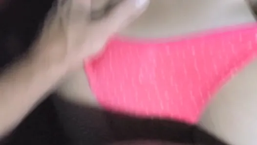 Жена куколда трахается с розовыми сексуальными трусиками в раком