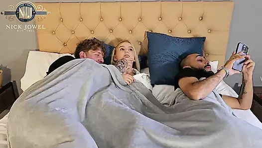 Ayo kita diam! Ayah tiriku nggak tahu - dia crot di dalam memekku