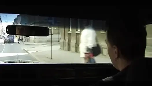 Sie ist eine deutsche büro-sekretärin, die ihren chef gerne im auto befriedigt