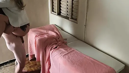 Lezzetli bir masaj yaptırıyorum ve sonra ateşli sikiştik