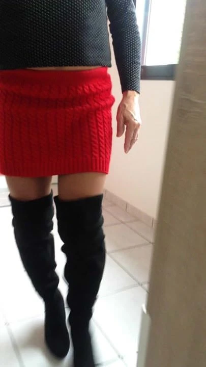 Trave en jupe rouge et cuissardes